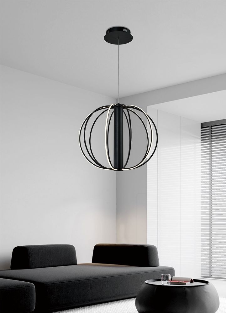 Lampa wisząca Beniali 1xLED 42W w kolorze czarnym, o okrągłym kształcie z metalowymi pierścieniami, zawieszona na cienkim przewodzie w nowoczesnym wnętrzu z czarną sofą i stołem. Tło jasne, minimalistyczne.