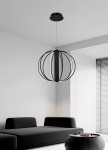 Lampa wisząca Beniali 1xLED 42W w kolorze czarnym, o okrągłym kształcie z metalowymi pierścieniami, zawieszona na cienkim przewodzie w nowoczesnym wnętrzu z czarną sofą i stołem. Tło jasne, minimalistyczne.
