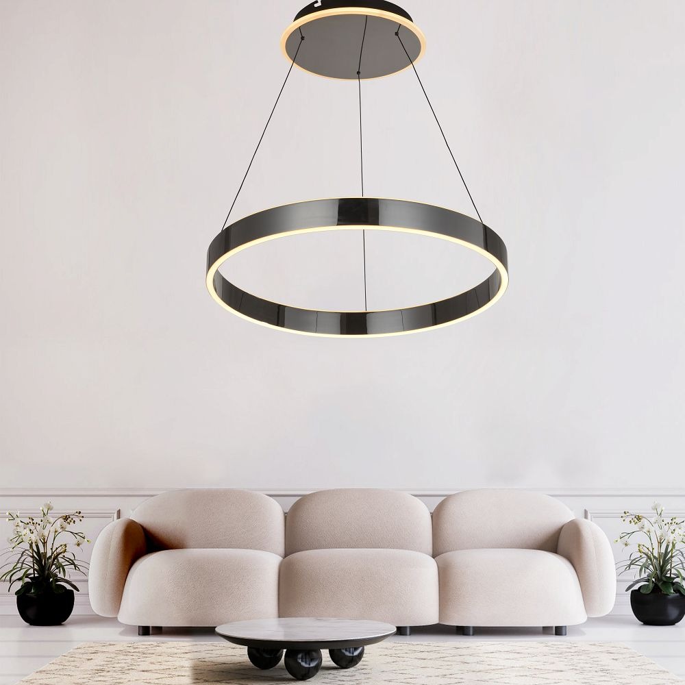 Lampa wisząca Marling z jednym źródłem LED o mocy 50W. W kolorze czarnym z chromowanym wykończeniem, w kształcie okręgu. Zawieszona na cienkich linkach, w nowoczesnym wnętrzu z jasnym tłem i minimalistycznymi meblami.