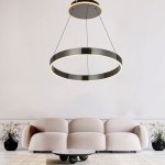 Lampa wisząca Marling z jednym źródłem LED o mocy 50W. W kolorze czarnym z chromowanym wykończeniem, w kształcie okręgu. Zawieszona na cienkich linkach, w nowoczesnym wnętrzu z jasnym tłem i minimalistycznymi meblami.