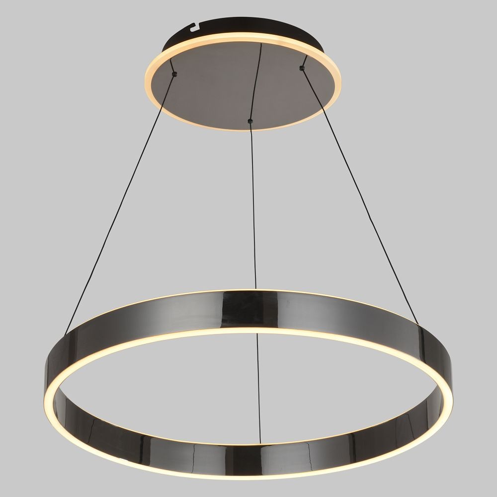 Lampa wisząca Marling 1xLED 50W w kolorze czarnym i chromowanym. Okrągła konstrukcja z podświetleniem LED, zawieszona na cienkich linkach, z okrągłą podstawą sufitową. Tło szare, minimalistyczny design.