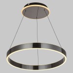 Lampa wisząca Marling 1xLED 50W w kolorze czarnym i chromowanym. Okrągła konstrukcja z podświetleniem LED, zawieszona na cienkich linkach, z okrągłą podstawą sufitową. Tło szare, minimalistyczny design.