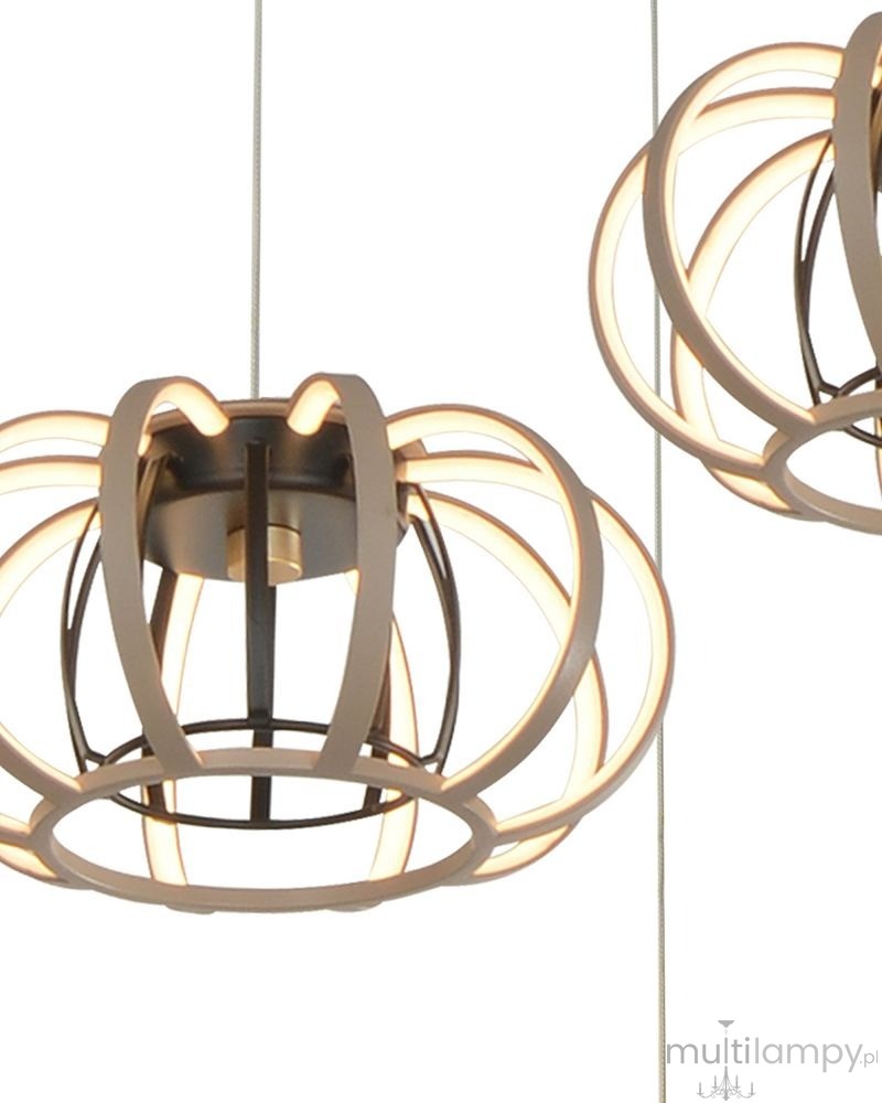 Lampa wisząca Salo z 3 diodami LED 45W w kolorze piaskowym i czarnym. Okrągła, metalowa konstrukcja z widocznymi elementami świetlnymi, zawieszona na długich linkach. Wnętrze lampy z wyraźnymi krzyżującymi się paskami.