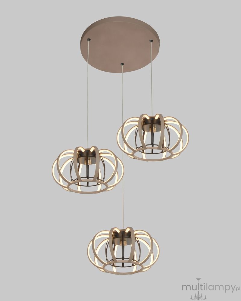 Lampa wisząca Salo z trzema źródłami światła LED, kolor piaskowy z czarnymi akcentami. Kształt okrągłych kloszy w formie falistych linii, zawieszona na cienkich sznurach. Tło szare, minimalistyczne.