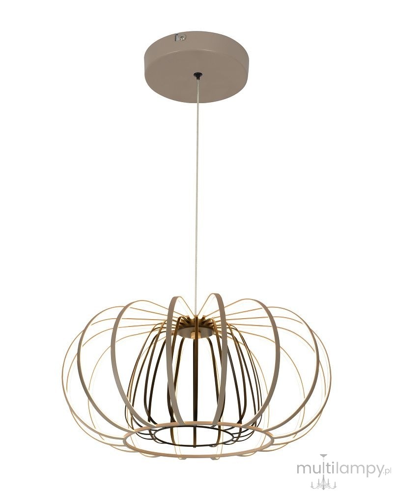 Lampa wisząca Salo z piaskowym i czarnym metalowym kloszem, o eliptycznym kształcie, zawieszona na cienkim przewodzie. Posiada miejsce na jedną żarówkę LED 55W. Montaż sufitowy, w tle biała ściana, co podkreśla design lampy.