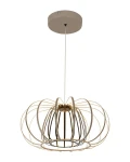 Lampa wisząca Salo z piaskowym i czarnym metalowym kloszem, o eliptycznym kształcie, zawieszona na cienkim przewodzie. Posiada miejsce na jedną żarówkę LED 55W. Montaż sufitowy, w tle biała ściana, co podkreśla design lampy.