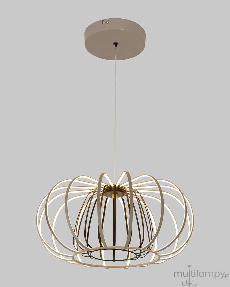 Lampa wisząca Salo o kształcie okrągłym, w kolorze piaskowym i czarnym, z jedną żarówką LED 55W. Widoczny metalowy stelaż z delikatnymi, zakrzywionymi prętami. Zawieszona na cienkim przewodzie z sufitu, na jednolitym tle.