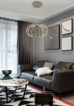 Lampa wisząca Salo 1xLED 55W w kolorze piaskowym i czarnym, o nowoczesnym, okrągłym kształcie, zawieszona nad sofą w eleganckim wnętrzu. Widoczne elementy dekoracyjne w postaci obrazów na ścianie oraz mebli w stonowanej kolorystyce.