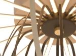 Lampa sufitowa Salo 1xLED 55W w kolorze piaskowym i czarnym, z okrągłą podstawą i wygiętymi metalowymi ramionami, emitująca ciepłe światło. Ujęcie z dołu, pokazujące detale konstrukcji oraz rozmieszczenie źródła światła.