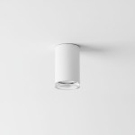 Biała lampa sufitowa Turyn IP44 w kształcie tuby, z oprawą na jedną żarówkę GU10. Zainstalowana na suficie, z przezroczystym kloszem, oferuje minimalistyczny design, idealna do nowoczesnych wnętrz.