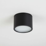 Czarna lampa sufitowa Kendal w kształcie tuby, z miejscem na żarówkę GX53. Zainstalowana na białym suficie, ma matowe szkło na froncie, co zapewnia równomierne rozproszenie światła. Wodoodporna konstrukcja IP65.