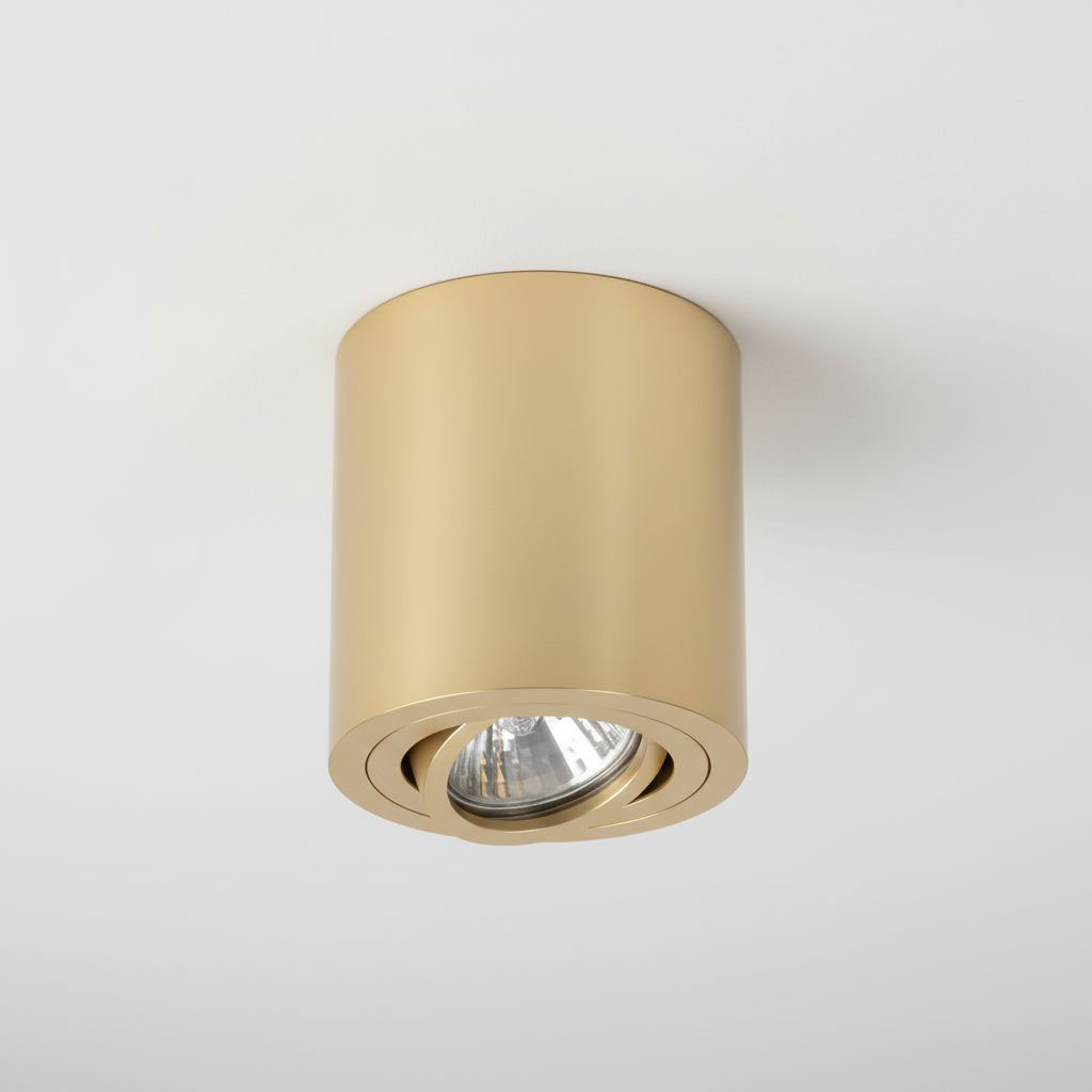 Złota lampa sufitowa Tulon LP-5441/1SM GD w kształcie cylindrycznym, z widocznym źródłem światła w środku. Ujęcie z dołu, pokazujące kierunkowe oświetlenie. Prosta, matowa powierzchnia, zamontowana na białym suficie.