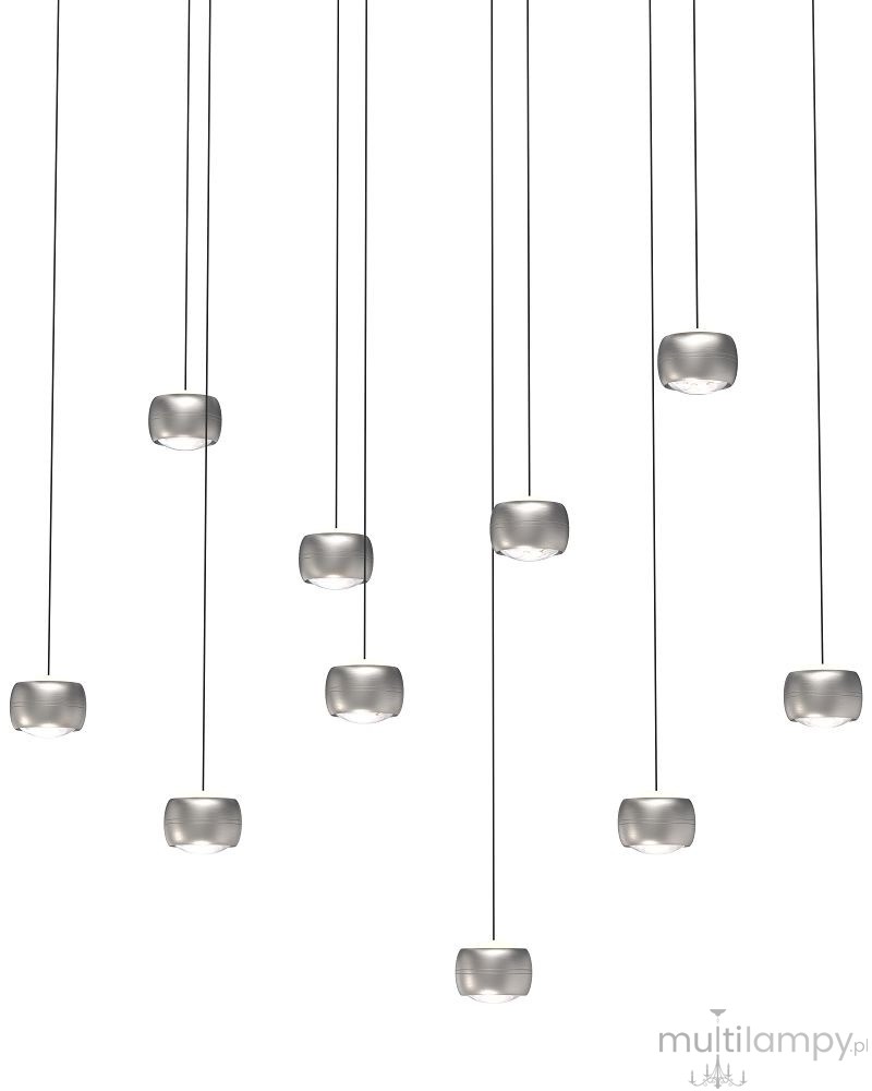 Lampa wisząca Quiberon z 10 źródłami LED o mocy 55W, w kolorze niklu. Prosta, cylindryczna forma z lekko teksturowaną powierzchnią, zawieszona na cienkich, czarnych linkach. Produkt ukazany frontalnie na białym tle.