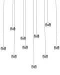 Lampa wisząca Quiberon z 10 źródłami LED o mocy 55W, w kolorze niklu. Prosta, cylindryczna forma z lekko teksturowaną powierzchnią, zawieszona na cienkich, czarnych linkach. Produkt ukazany frontalnie na białym tle.