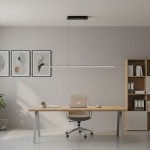 Czarna lampa wisząca Kiki z jedną diodą LED o mocy 20W. Lampa zawieszona na cienkich linkach, umieszczona nad biurkiem w nowoczesnym wnętrzu. Tło w jasnych odcieniach, z dekoracjami ściennymi i meblami w minimalistycznym stylu.