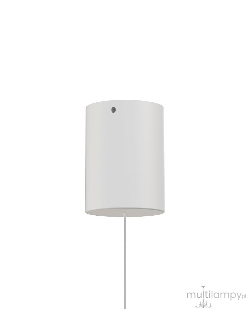 Lampa wisząca Quiberon, biały klosz w kształcie cylindrycznym, z ledowym źródłem światła 8W. Zawieszona na cienkim kablu, minimalistyczny design, idealna do nowoczesnych wnętrz. Widoczne przyłącze z małym otworem na górze.