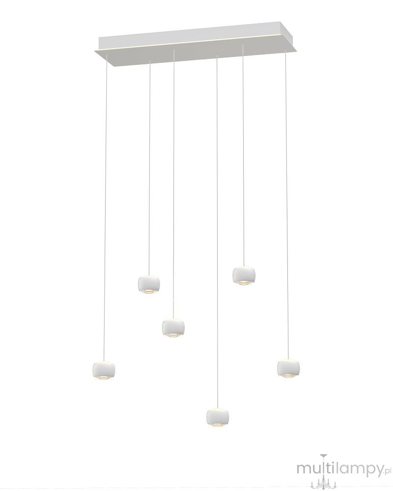 Lampa wisząca Quiberon z sześcioma źródłami światła LED, moc 33W, w białym kolorze. Produkt zawieszony na cienkich linkach, z prostokątnym sufitem w białym odcieniu. Klasyczny design z minimalistycznymi, okrągłymi kloszami.