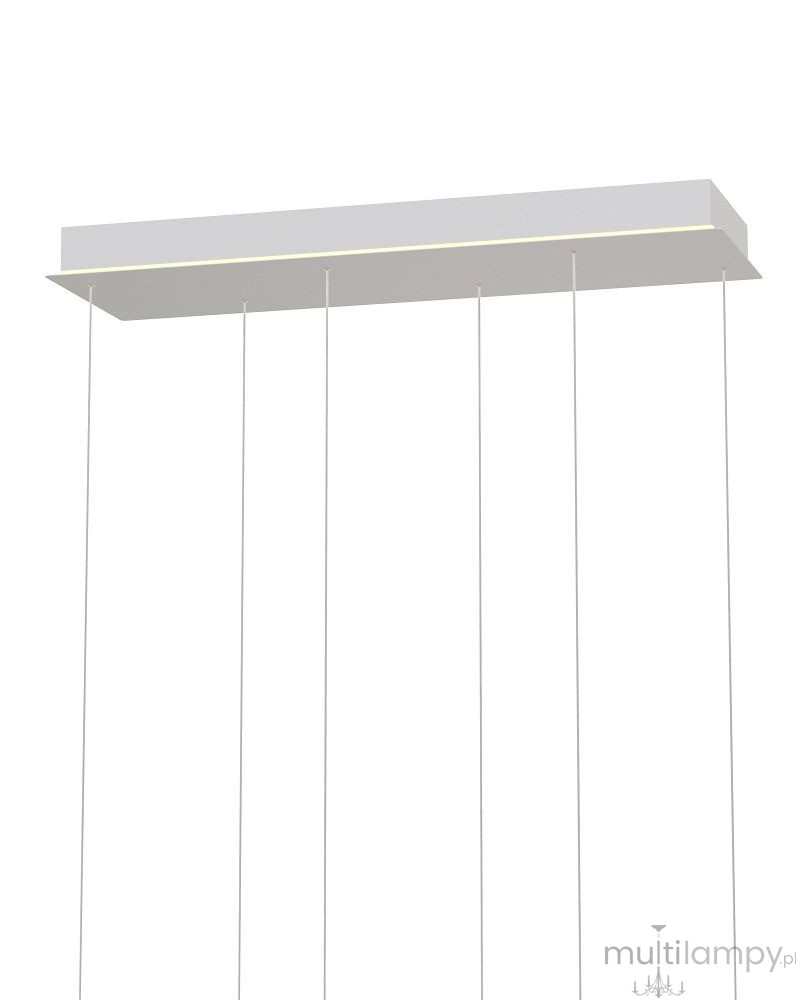 Lampa wisząca Quiberon z 6 diodami LED, moc 33W, w kolorze białym. Posiada prostokątny, płaski sufitowy uchwyt oraz długie, cienkie zawieszenia. Produkt zawieszony w pozycji pionowej, na jasnym tle.