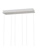 Lampa wisząca Quiberon z 6 diodami LED, moc 33W, w kolorze białym. Posiada prostokątny, płaski sufitowy uchwyt oraz długie, cienkie zawieszenia. Produkt zawieszony w pozycji pionowej, na jasnym tle.