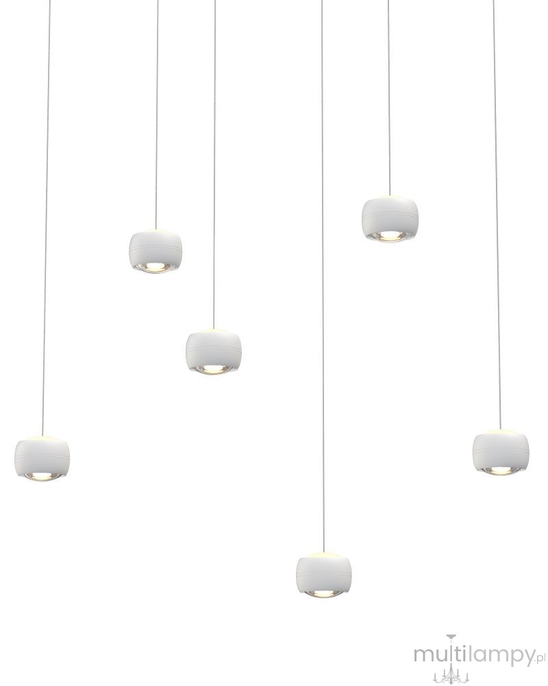 Lampa wisząca Quiberon z sześcioma źródłami LED, moc 33W. Białe, okrągłe klosze zawieszone na cienkich linkach, w prostym układzie, na jasnym tle. Idealna do nowoczesnych wnętrz.