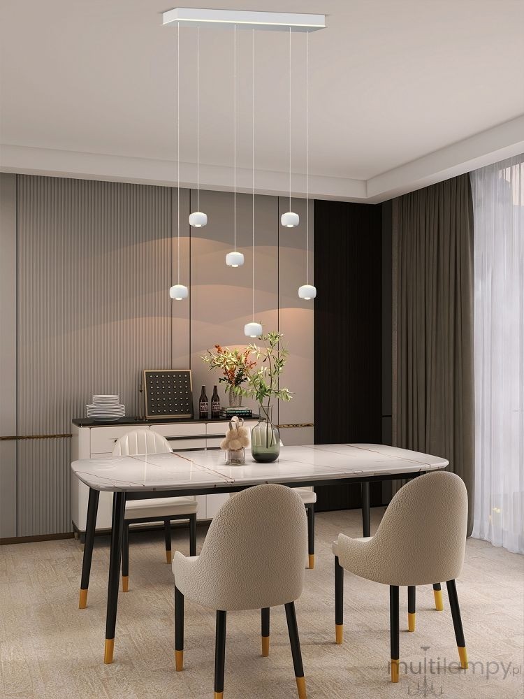 Lampa wisząca Quiberon 6xLED 33W w kolorze białym, zawieszona na cienkich linkach, z sześcioma okrągłymi kloszami. Produkt umieszczony nad stołem w nowoczesnej kuchni, w otoczeniu jasnych ścian i eleganckich mebli.