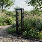 Lampa stojąca Santina LED H50 w kolorze antracytowym, o prostokątnym kształcie, umieszczona w ogrodzie. Otoczona zielenią, z widoczną strukturą metalową i białym kloszem na górze. Idealna do oświetlenia ścieżek w przestrzeni zewnętrznej.