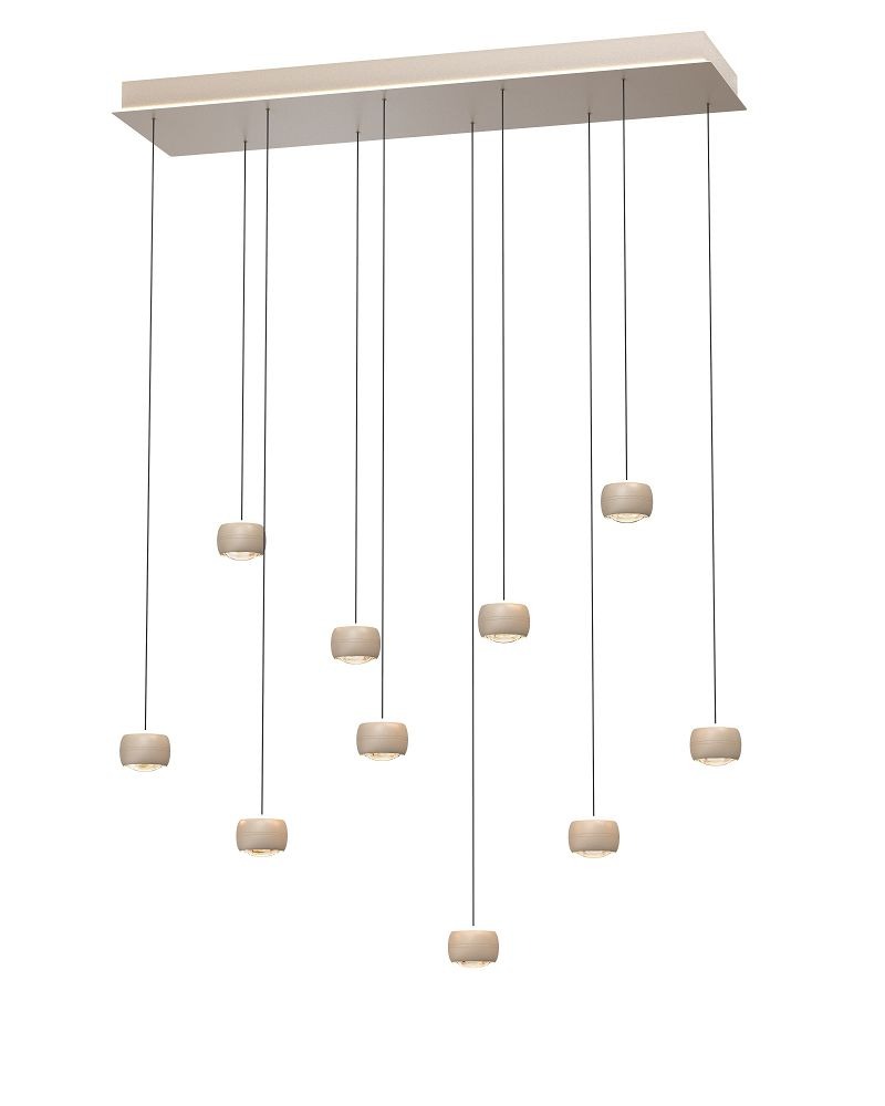 Lampa wisząca Quiberon z dziesięcioma źródłami LED, w kolorze piaskowym, zawieszona na cienkich linkach. Posiada prostokątną podstawę i cylindryczne klosze, wiszące w różnych wysokościach, idealna do nowoczesnych wnętrz.