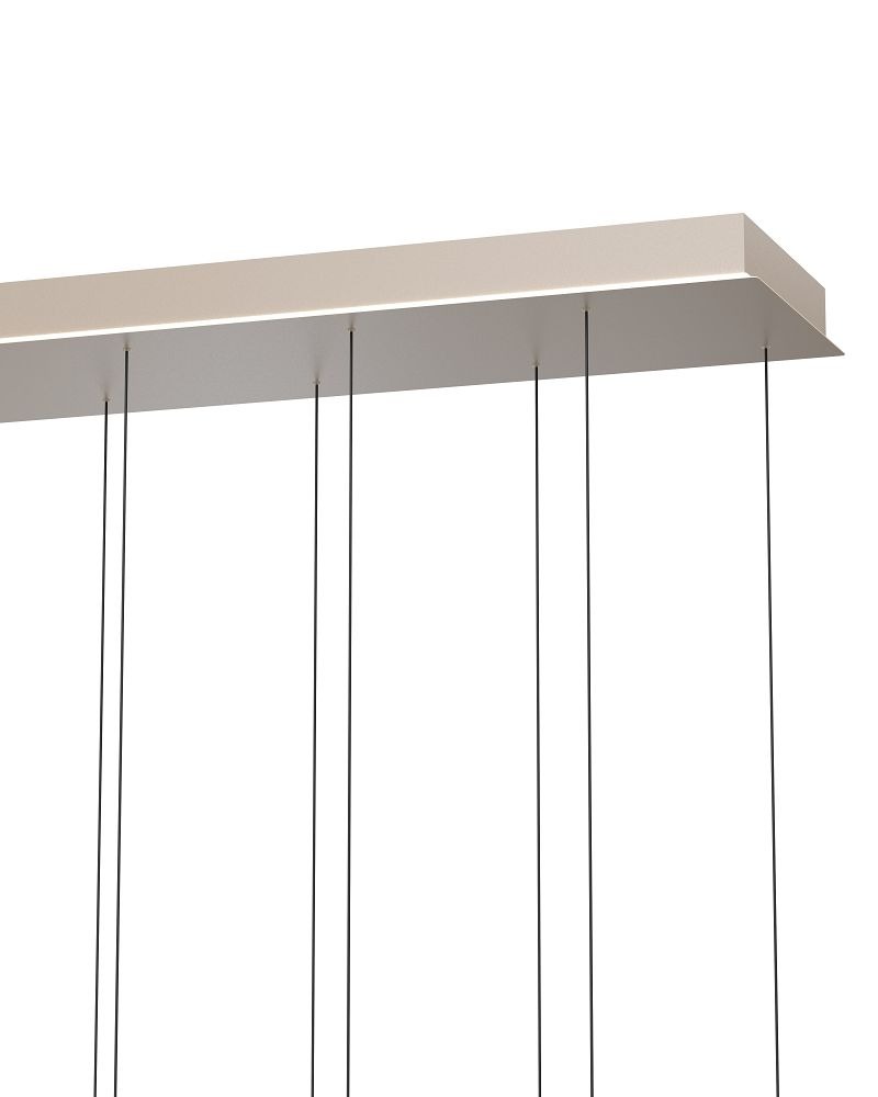 Lampa wisząca Quiberon w kolorze piaskowym, z 10 źródłami LED o mocy 55W. Konstrukcja o prostokątnym kształcie zawieszona na cienkich, czarnych linkach. Widoczna górna część lampy z metalowym wykończeniem.