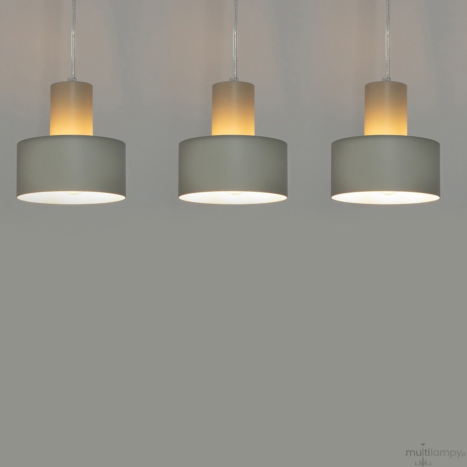 Lampa wisząca Rif z trzema oprawami E27 w kolorze szarym i beżowym. Cylindryczny kształt z matowym wykończeniem, zawieszona na cienkich linkach. Światło emitowane z góry, tworzy przyjemną atmosferę.