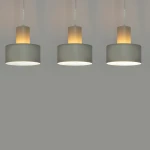 Lampa wisząca Rif z trzema oprawami E27 w kolorze szarym i beżowym. Cylindryczny kształt z matowym wykończeniem, zawieszona na cienkich linkach. Światło emitowane z góry, tworzy przyjemną atmosferę.