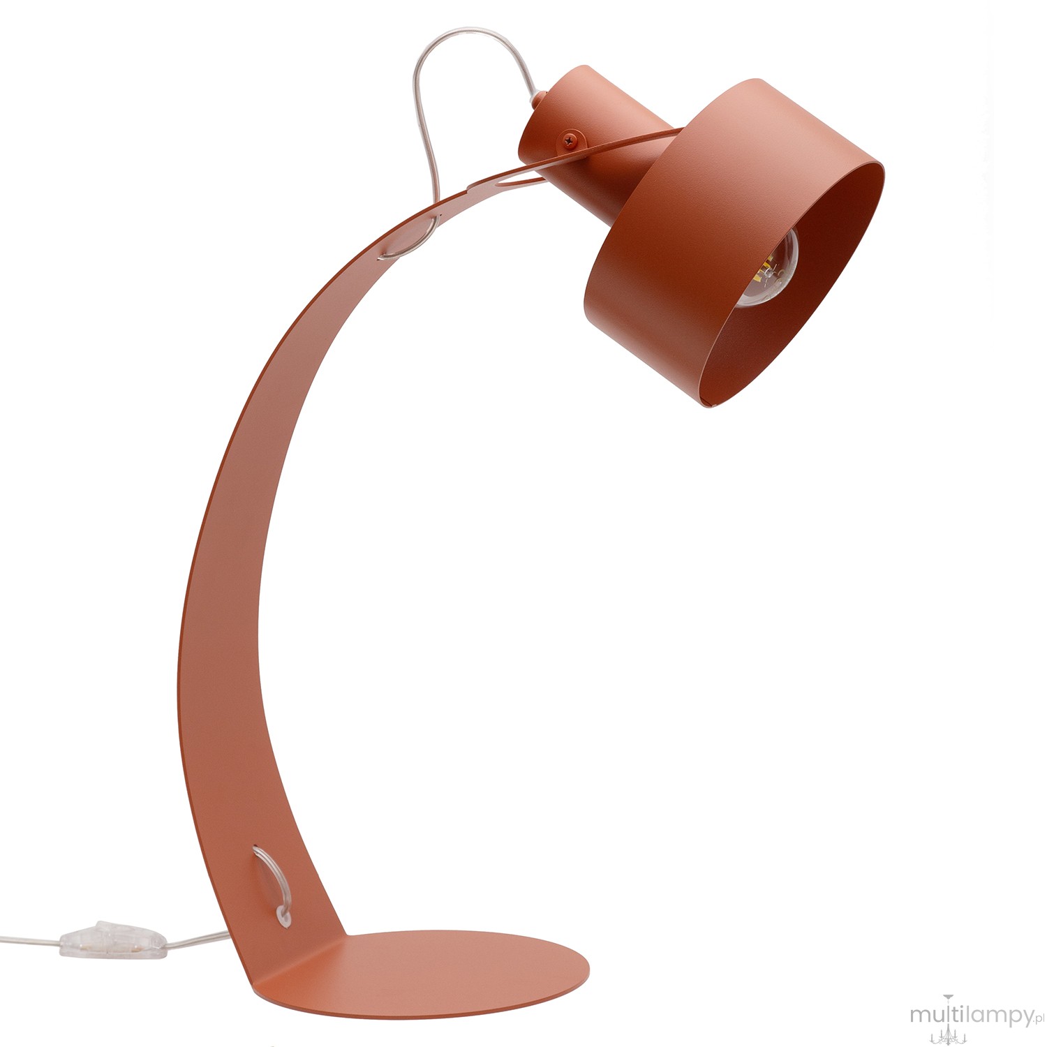 Lampa stołowa Rif 1xE27 w ceglanej kolorystyce, z metalowym, zaokrąglonym kloszem i elastycznym ramieniem. Ujęcie z boku, ukazujące podstawę w formie okrągłej podstawki oraz przewód z włącznikiem.