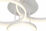 Lampa sufitowa Ravello w kolorze białym, z trzema okrągłymi elementami LED. Kształt składa się z połączonych pierścieni, które emitują ciepłe światło. Widok z góry, ukazujący szczegóły konstrukcji i montażu.