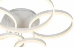 Lampa sufitowa Ravello 5xLED 70W w kolorze białym, z pięcioma okrągłymi pierścieniami emitującymi światło, montowana na okrągłej podstawie. Ujęcie z dołu, ukazujące detal konstrukcji i efekt świetlny.