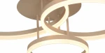 Lampa sufitowa Ravello 3xLED 48W w kolorze piaskowym, złożona z trzech okrągłych pierścieni emitujących ciepłe światło. Ujęcie z dołu, ukazujące unikalny, nowoczesny design i metalowy element mocujący.