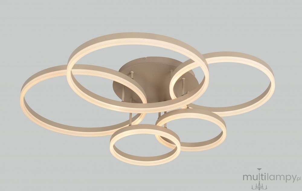 Lampa sufitowa Ravello z pięcioma okrągłymi pierścieniami LED w odcieniu piaskowym. Produkt montowany na suficie, z widocznymi elementami mocującymi. Okręgi o różnej średnicy tworzą nowoczesny, minimalistyczny design.
