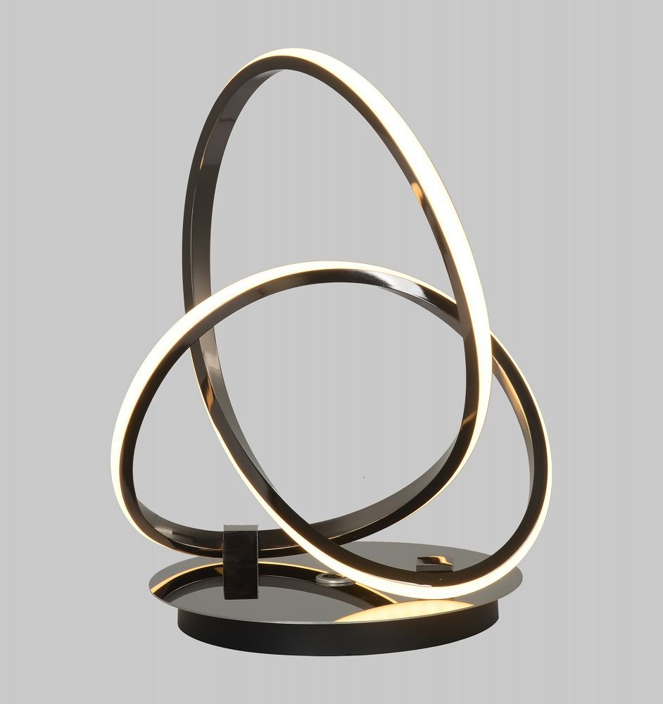 Lampa stołowa Bandol 1xLED 18W w kolorze czarnym i chromowanym, z nowoczesnym, interaktywnym designem. Trzy okręgi w różnych płaszczyznach, emitujące ciepłe światło, osadzone na okrągłej podstawie.