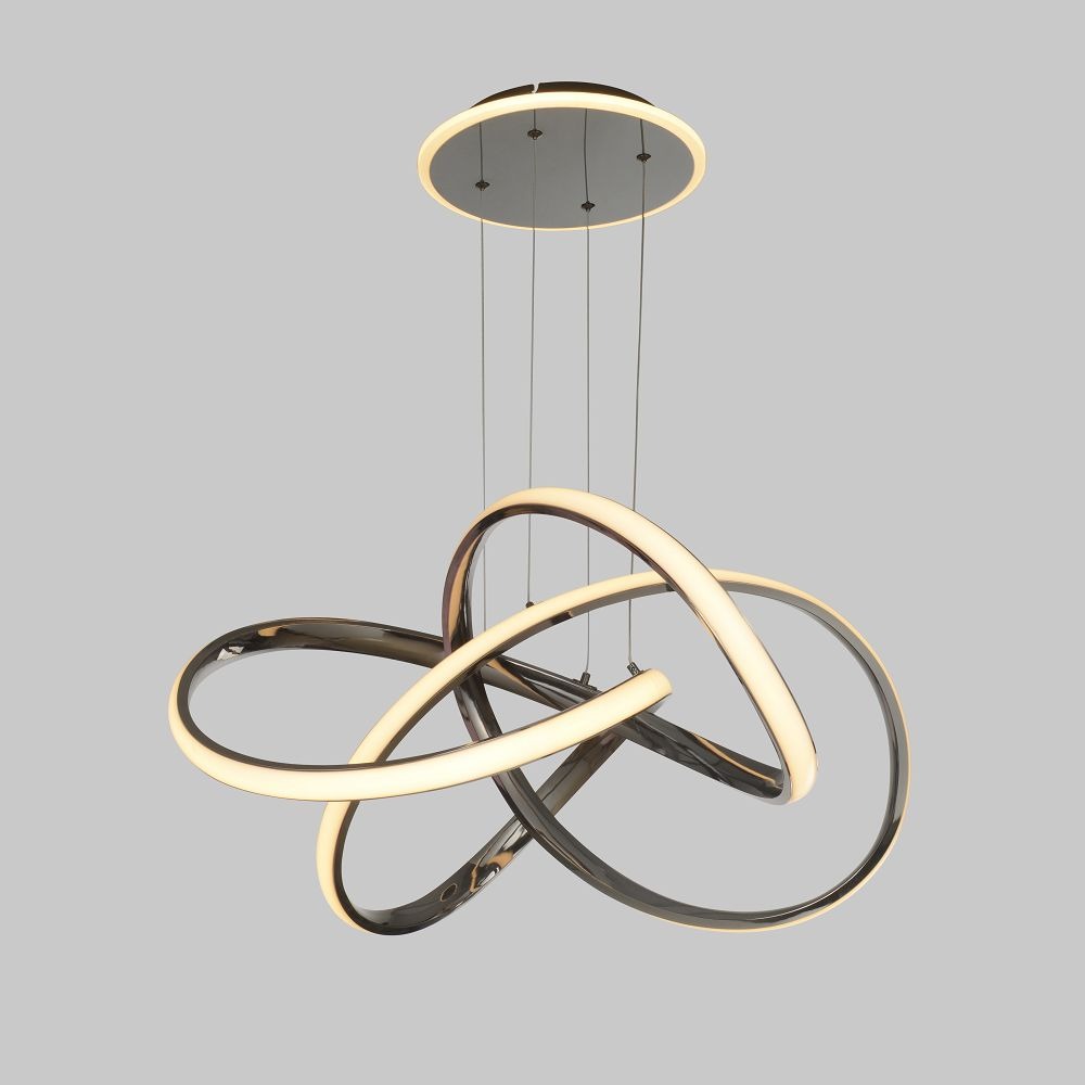Lampa wisząca Bandol 1xLED 56W w kolorze czarnym i chromowanym, złożona z trzech płynnych pierścieni, zawieszona na cienkich linkach. Posiada okrągłą podstawę sufitową. Światło LED emituje ciepły blask, podkreślając nowoczesny design.