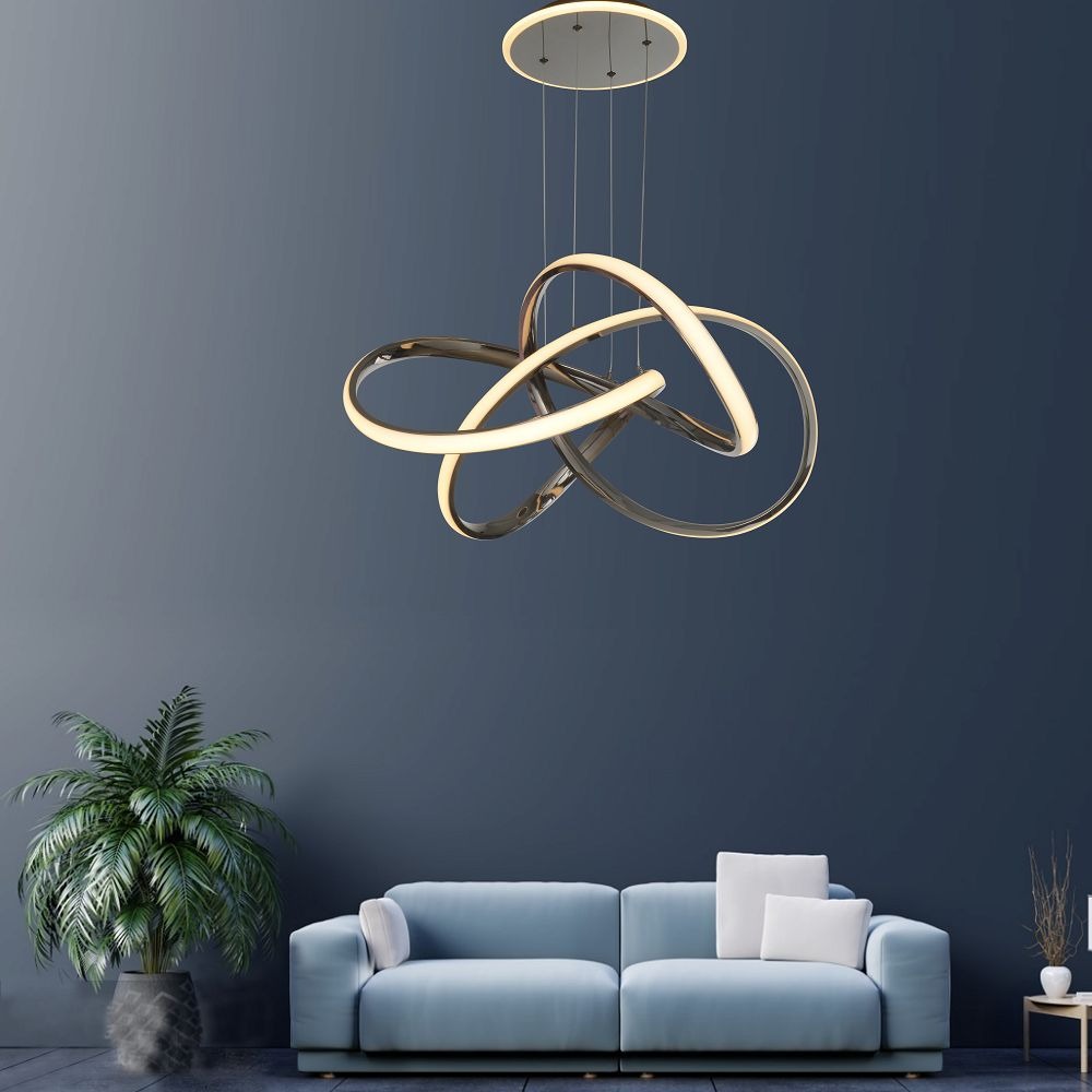 Lampa wisząca Bandol 1xLED 56W w kolorze czarnym i chromowanym, o nowoczesnym kształcie złożonym z owalnych elementów. Zawieszona na cienkich linkach w minimalistycznym wnętrzu, nad niebieską sofą i rośliną w doniczce.