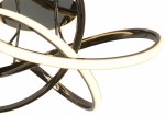 Lampa sufitowa Bandol 1xLED 56W w kolorze czarnym i chromowanym. Posiada stylowe okręgi w kształcie fal, z białym podświetleniem. Ujęcie z dołu, ukazujące detale konstrukcji i refleksy. Idealna do nowoczesnych wnętrz.