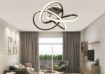 Lampa sufitowa Bandol 1xLED 56W w kolorze czarnym i chromowanym, z unikalnym, nowoczesnym kształtem składającym się z falujących pierścieni. Zawieszona na białym suficie w stylowym wnętrzu z dużymi oknami i zasłonami.