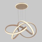 Lampa wisząca Bandol w kolorze piaskowym, z jedną żarówką LED 56W. Posiada trzy owalne pierścienie w różnych konfiguracjach, zawieszone na cienkich linkach. Montaż sufitowy, na szarym tle.