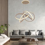 Lampa wisząca Bandol 1xLED 56W w kolorze piaskowym, składająca się z trzech okrągłych elementów w formie pętli, zawieszona na cienkich linkach. Umieszczona w nowoczesnym wnętrzu z szaro-beżową sofą i drewnianym stołem.