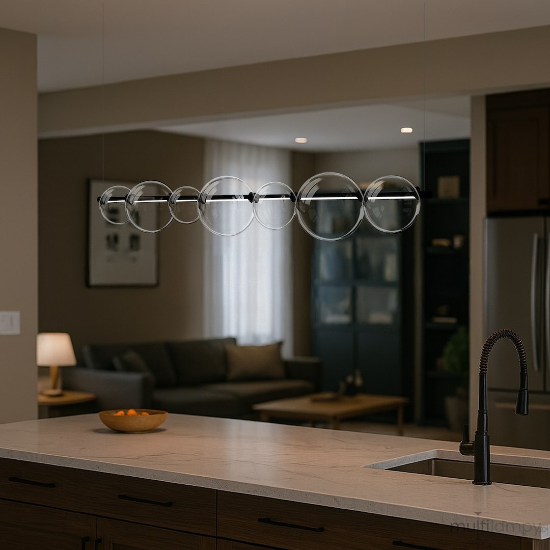Lampa wisząca LED Atola 19W 4000K w kolorze czarnym, zawieszona nad blatem kuchennym. Składa się z sześciu przezroczystych kul i czarnej oprawy. Tło z delikatnymi meblami i lampą w stylu nowoczesnym.