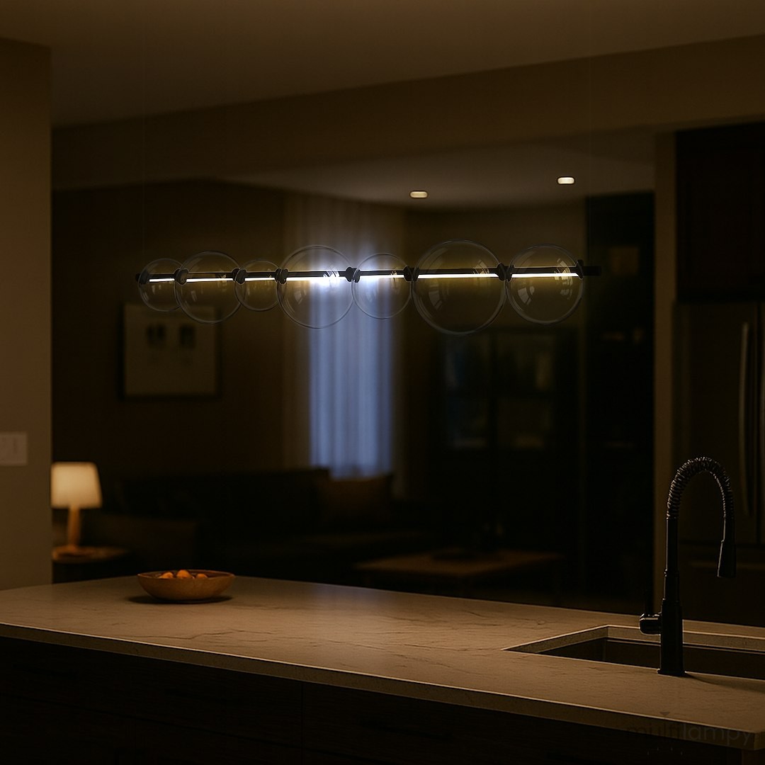 Lampa wisząca LED Atola 19W w kolorze czarnym, z sześcioma przezroczystymi kulami, zawieszona nad blatem kuchennym. Emituje światło o temperaturze 4000K, idealna do nowoczesnych wnętrz. W tle widoczna kanapa i lampka stołowa.