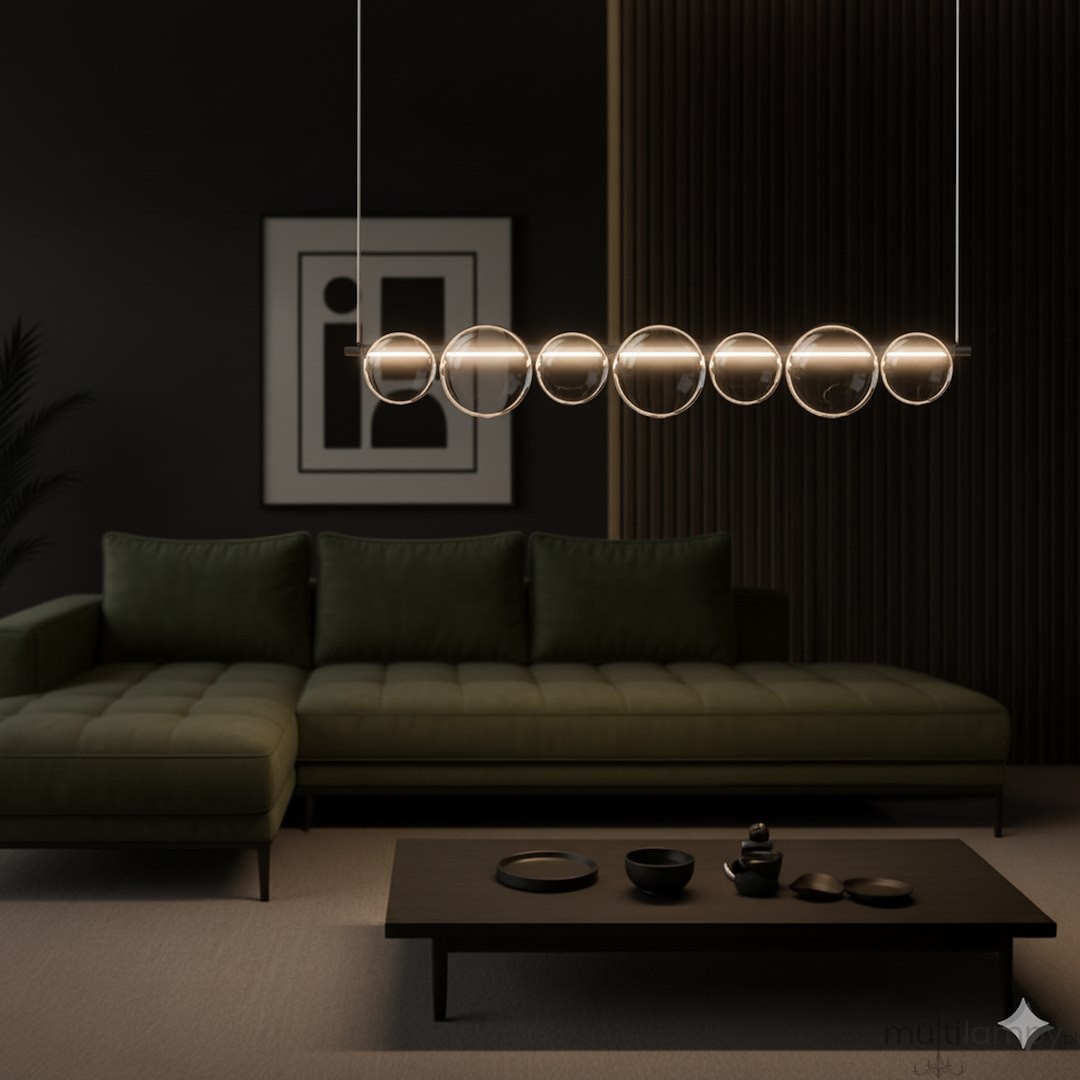 Lampa wisząca LED Atola 19W w kolorze czarnym, z sześcioma okrągłymi, przezroczystymi kloszami, zawieszona nad ciemnym stołem w nowoczesnym wnętrzu. W tle zielona sofa i grafika na ścianie. Oświetlenie o barwie 4000K.