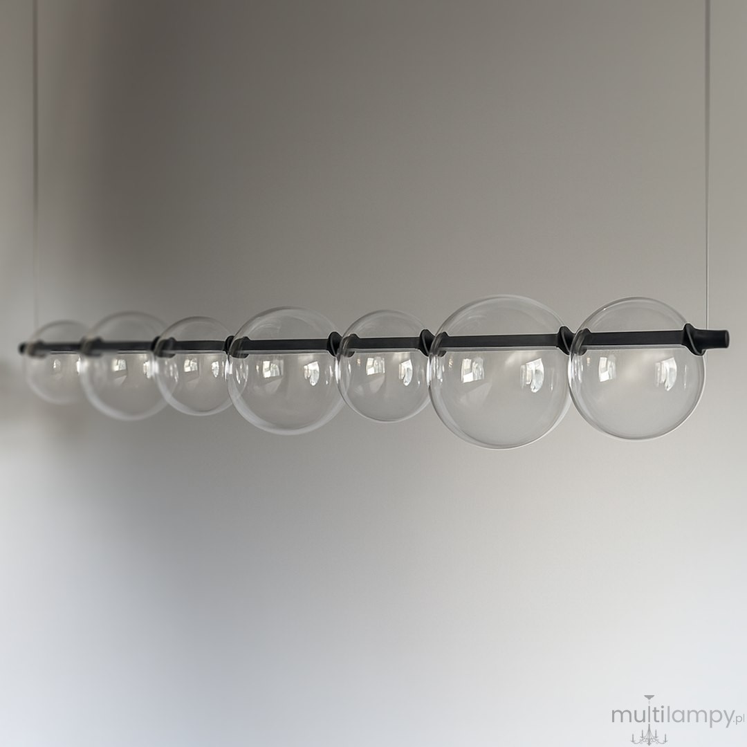 Lampa wisząca LED Atola 19W 4000K w kolorze czarnym, złożona z ośmiu przezroczystych kul, zawieszona na czarnym stelażu. Kąt ujęcia: frontalny, na jednolitym tle. Idealna do nowoczesnych wnętrz.