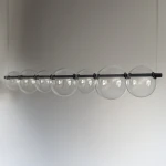 Lampa wisząca LED Atola 19W 4000K w kolorze czarnym, złożona z ośmiu przezroczystych kul, zawieszona na czarnym stelażu. Kąt ujęcia: frontalny, na jednolitym tle. Idealna do nowoczesnych wnętrz.