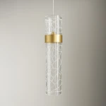 Lagos lampa wisząca LED 8W 4000K w złotej oprawie z przezroczystego szkła, z dekoracyjnym wzorem w białe linie. Produkt zawieszony w pionie, na jednolitym tle.