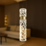 Lagos lampa wisząca LED 8W 4000K w złotym wykończeniu, o cylindrycznym kształcie z geometrycznym wzorem, zawieszona na cienkim przewodzie, z delikatnym podświetleniem wewnętrznym, umieszczona w nowoczesnym wnętrzu.