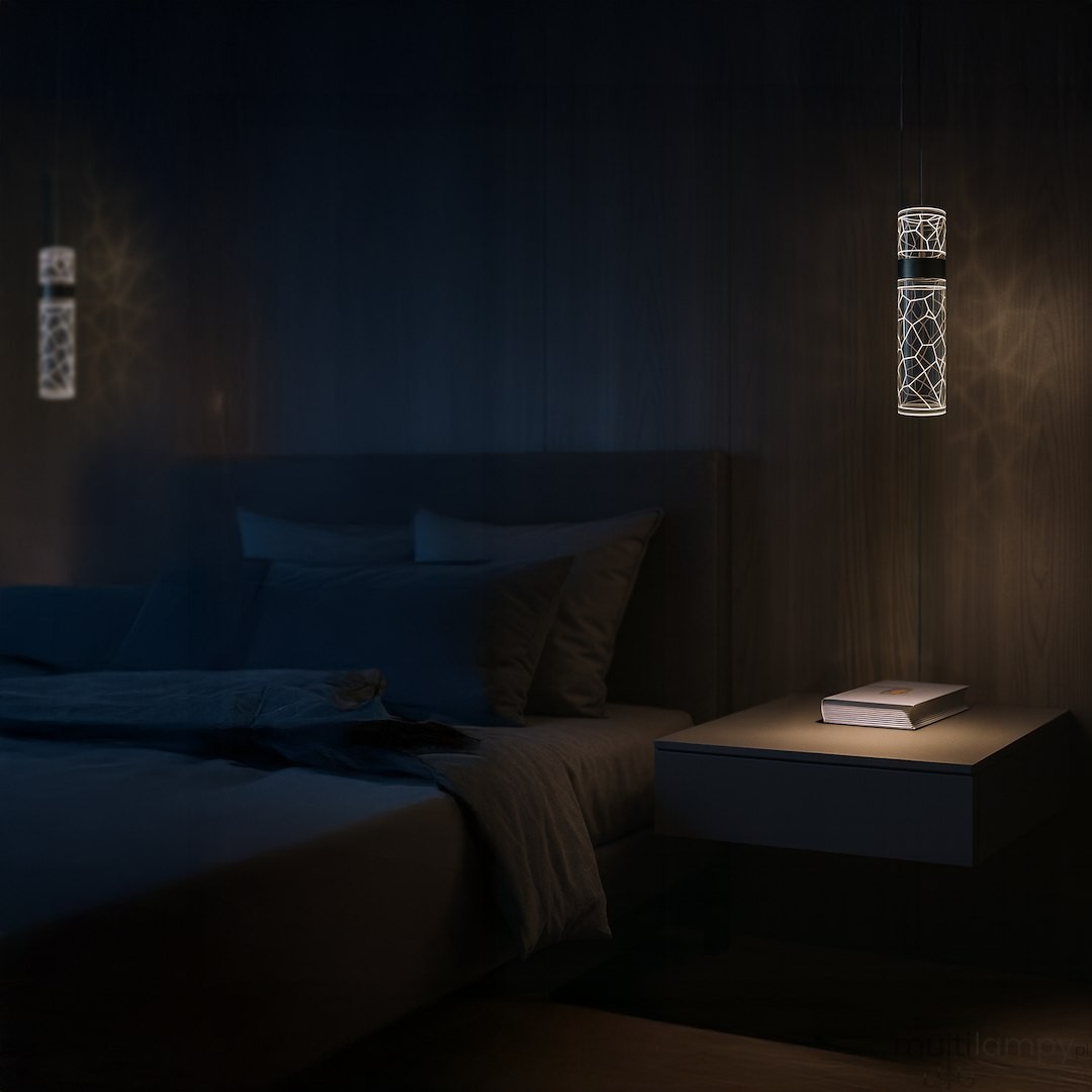Lagos lampa wisząca LED 8W 4000K w złotym kolorze, o cylindrycznym kształcie, zawieszona nad stolikiem nocnym. W tle widoczne poduszki i narzuta na łóżku w sypialni, stonowane oświetlenie tworzy przytulną atmosferę.